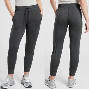Athleta Uptempo Brushed Jersey Jogger in Black Heather Size Large